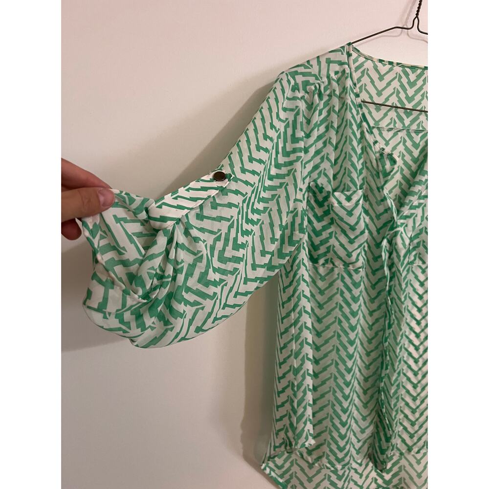 Green Chevron Geometric Print Blouse M Chico Split V-Neck Roll-Tab Sleeve Top - Picture 2 of 6